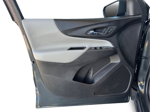 Used 2019 Chevrolet Equinox LS FWD image 17