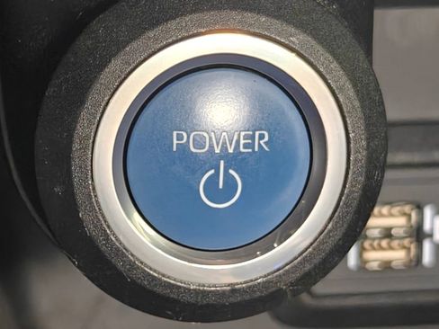 Used 2022 Toyota Venza LE image 15