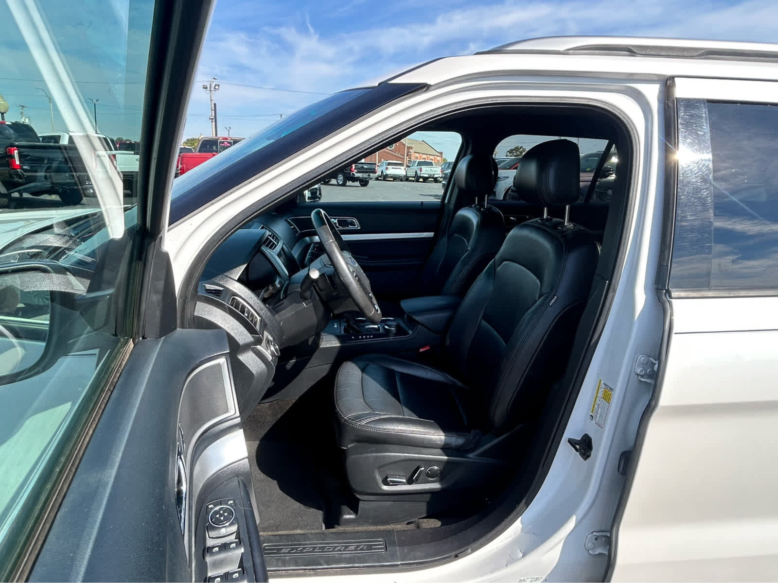 Used 2016 Ford Explorer XLT w/ Equipment Group 202A AWD/4WD image 14