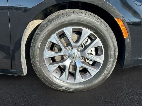Used 2025 Chrysler Pacifica Pinnacle FWD image 35