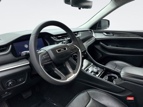 Used 2023 Jeep Grand Cherokee Limited w/ Luxury Tech Group II image 10