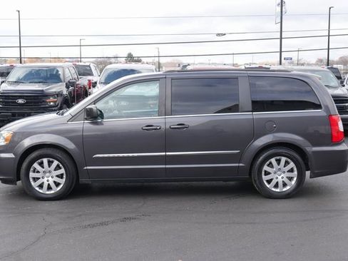 Used 2015 Chrysler Town & Country Touring image 7