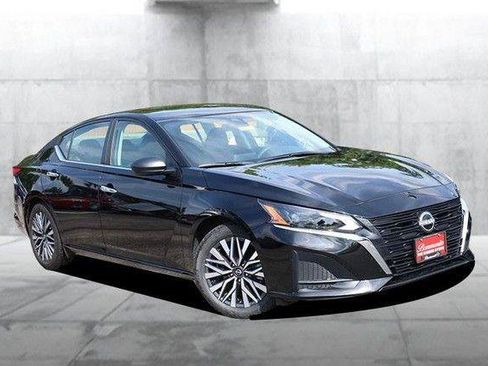 Used 2025 Nissan Altima 2.5 SV FWD image 2