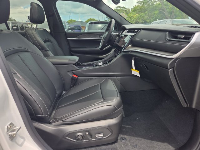 New 2026 Jeep Grand Cherokee Limited w/ Luxury Tech Group II RWD image 18