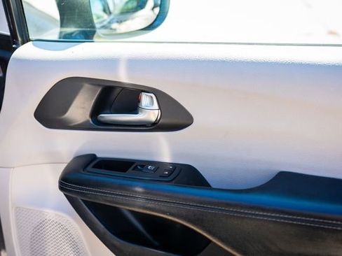 Used 2020 Chrysler Pacifica Limited image 23