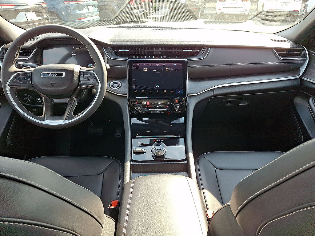 Used 2025 Jeep Grand Cherokee Limited AWD/4WD image 10