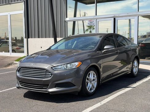 Used 2016 Ford Fusion SE FWD image 2
