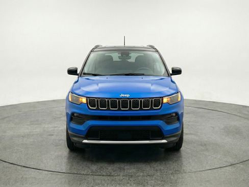 Used 2025 Jeep Compass Limited AWD/4WD image 2