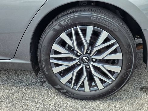 Used 2025 Nissan Altima 2.5 SV FWD image 8