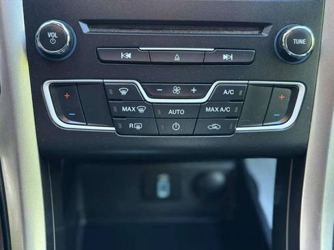 Used 2018 Ford Fusion SE FWD image 14