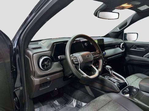 Used 2024 Chevrolet Colorado Z71 w/ Z71 Convenience Package 2 AWD/4WD image 9