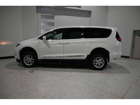 Used 2023 Chrysler Voyager LX FWD image 10