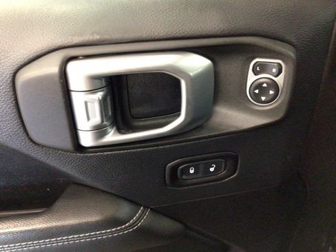 Used 2018 Jeep Wrangler Unlimited Sahara AWD/4WD image 17