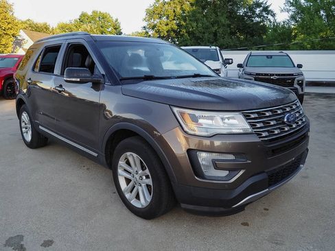 Used 2016 Ford Explorer XLT w/ Equipment Group 202A FWD image 3