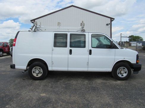 Used 2017 Chevrolet Express 2500 RWD image 2
