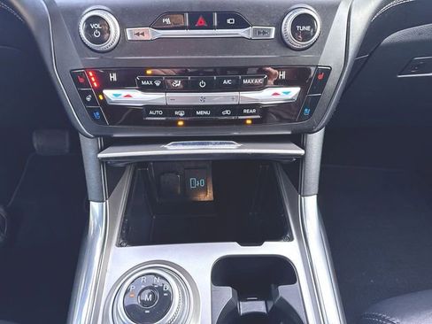 Used 2020 Ford Explorer Platinum w/ Premium Technology Package image 18