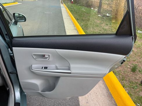 Used 2014 Toyota Prius V Five image 22