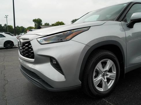 Used 2023 Toyota Highlander LE AWD/4WD image 17