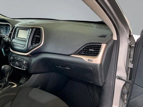 Used 2015 Jeep Cherokee Latitude FWD image 22