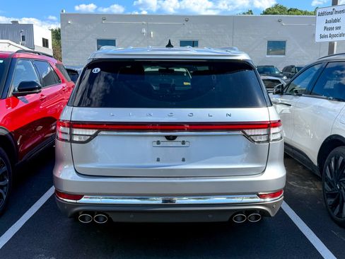 Used 2023 Lincoln Aviator AWD w/ Premium Package image 5