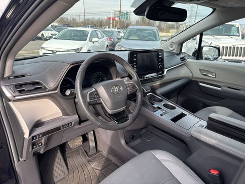 Used 2023 Toyota Sienna Limited image 10