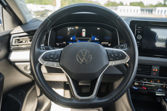 Used 2025 Volkswagen Jetta SE FWD image 34
