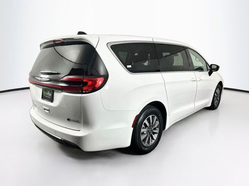 Used 2024 Chrysler Pacifica Limited FWD image 9