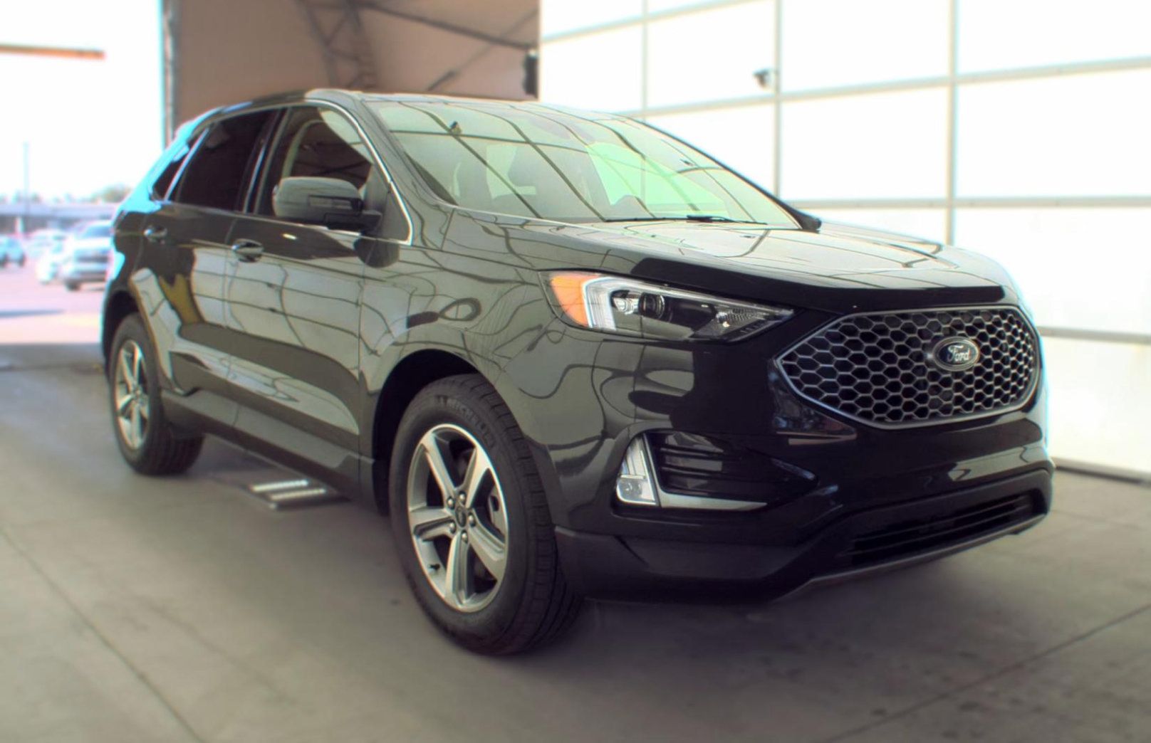 Used 2024 Ford Edge SEL w/ Convenience Package AWD/4WD image 3