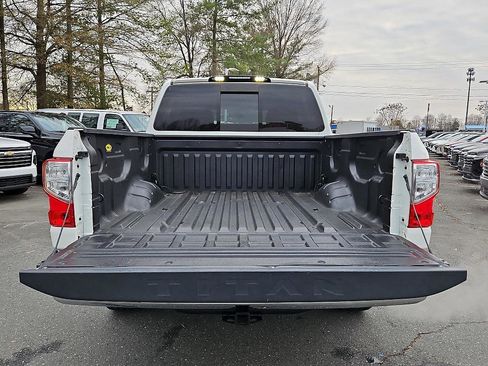 Used 2018 Nissan Titan SV image 5