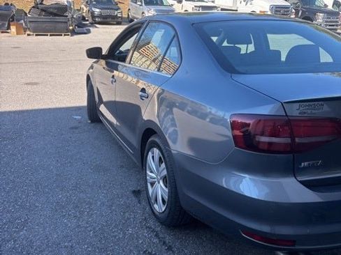 Used 2017 Volkswagen Jetta S image 4