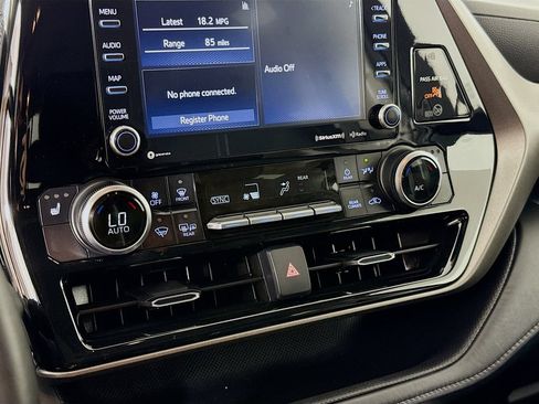 Used 2022 Toyota Highlander XLE AWD/4WD image 18