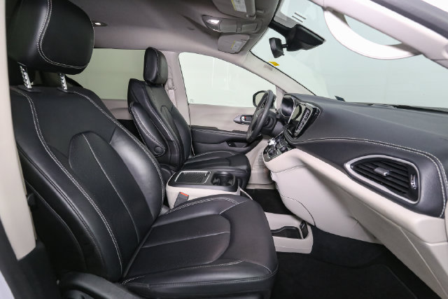 Used 2024 Chrysler Pacifica Limited FWD image 17