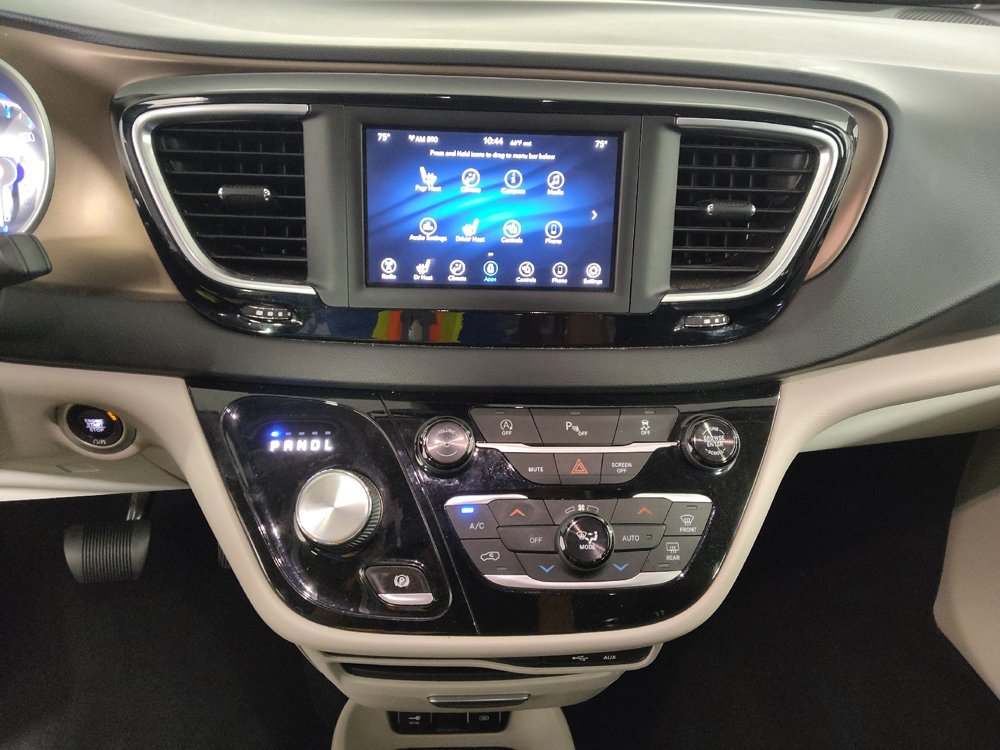 Used 2018 Chrysler Pacifica Touring-L FWD image 25