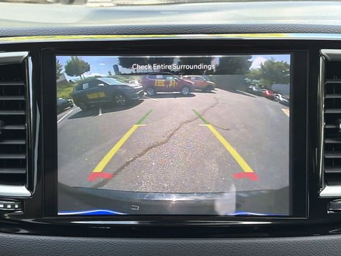 Used 2024 Chrysler Pacifica Touring-L FWD image 4