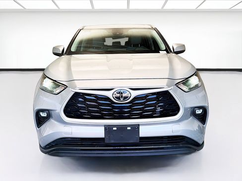 Used 2022 Toyota Highlander LE AWD/4WD image 2
