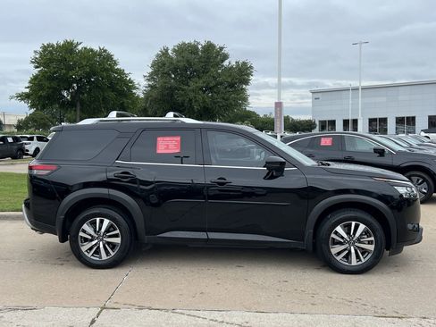 Certified 2024 Nissan Pathfinder SL FWD image 3