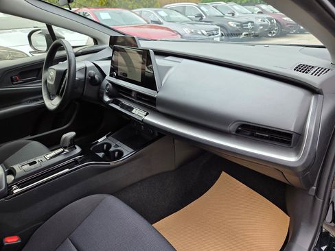 Used 2024 Toyota Prius LE FWD image 18