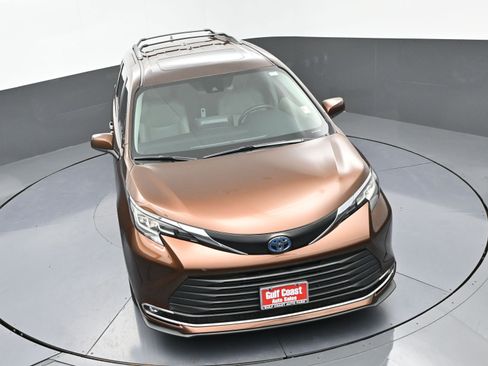 Used 2023 Toyota Sienna XLE image 33
