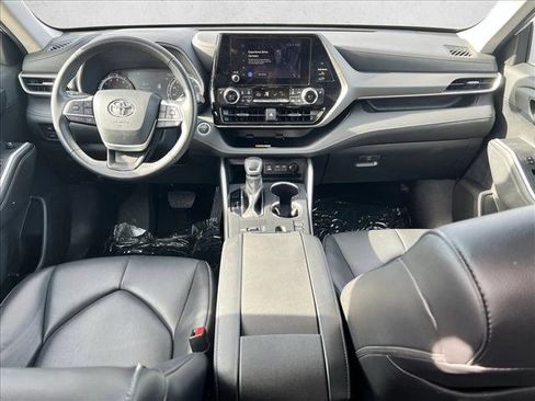 Certified 2024 Toyota Highlander XLE image 19