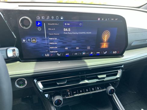 Used 2025 Chevrolet Traverse LT image 16