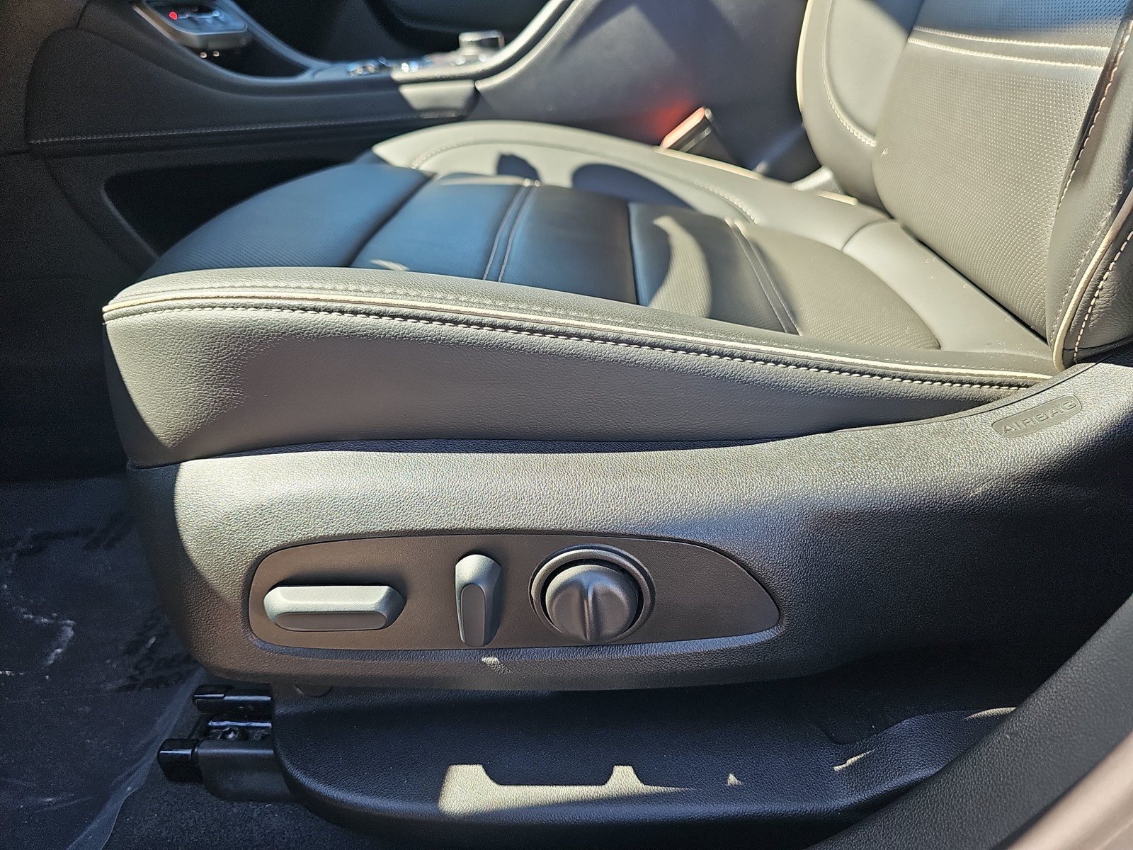 Used 2023 GMC Acadia Denali w/ Denali Ultimate Package FWD image 25