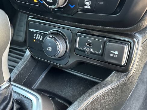 Certified 2022 Jeep Renegade Latitude w/ Convenience Group AWD/4WD image 17
