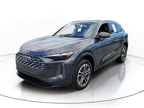 Used 2025 Audi Q5 Premium w/ Convenience Package image 2