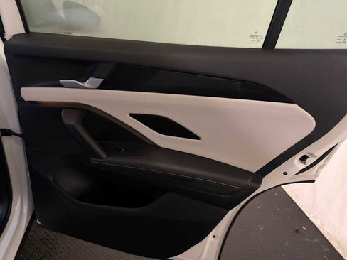 Certified 2025 Volkswagen Tiguan SE w/ Panoramic Sunroof Package image 27