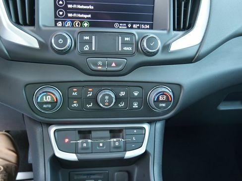 Used 2024 GMC Terrain SLT image 25