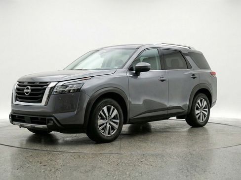 Used 2025 Nissan Pathfinder SV image 3