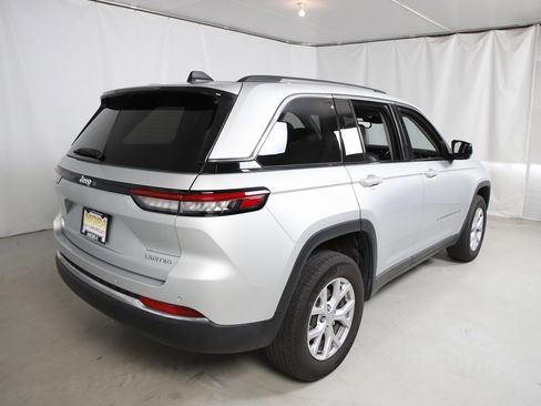 Used 2022 Jeep Grand Cherokee Limited image 3