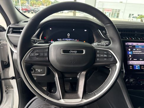 Used 2023 Jeep Grand Cherokee Limited AWD/4WD image 17