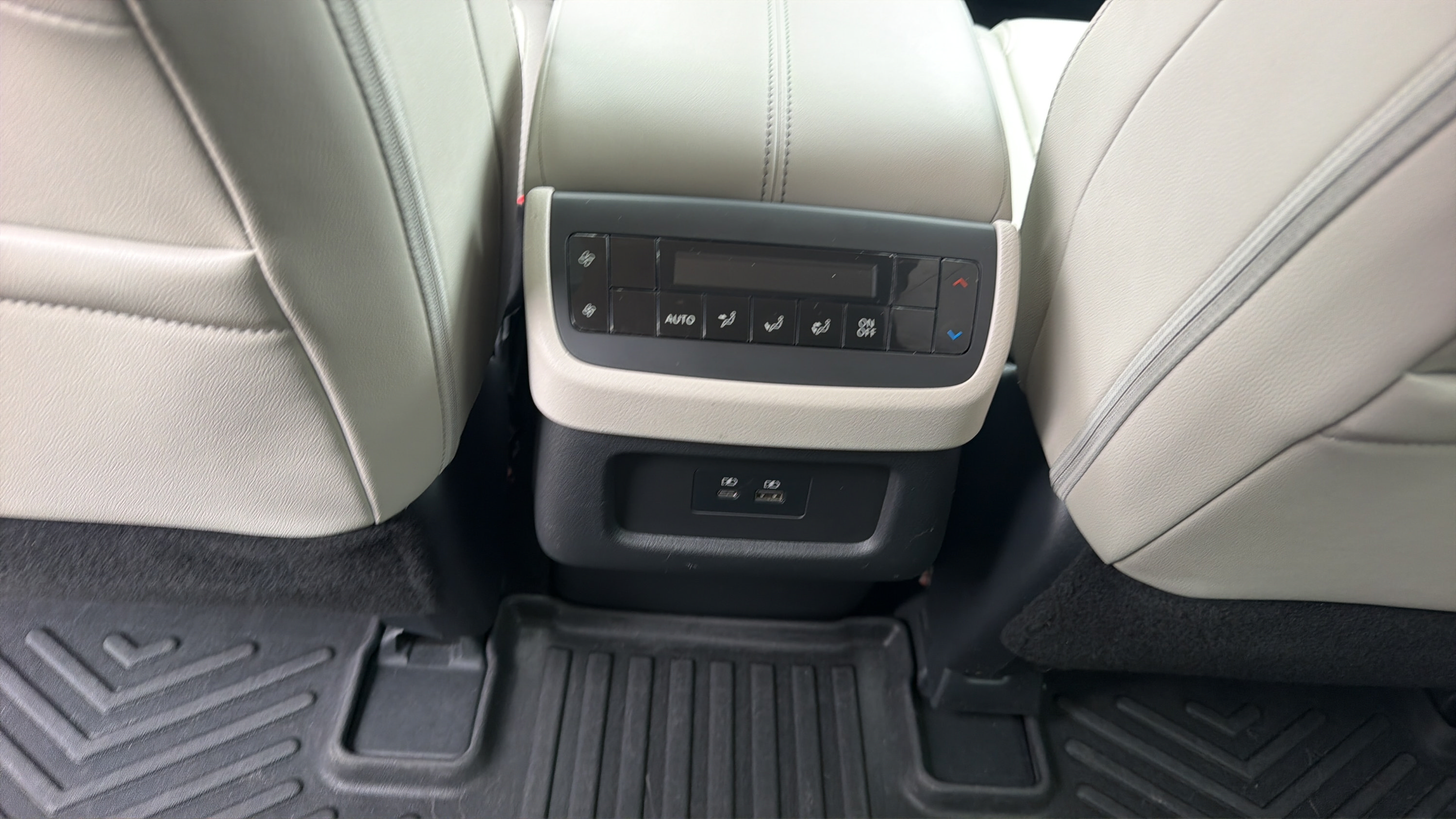Used 2023 Nissan Pathfinder SL w/ Black Appearance Package AWD/4WD image 14