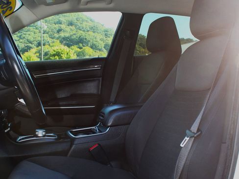 Used 2022 Chrysler 300 Touring w/ Sport Appearance Package image 15